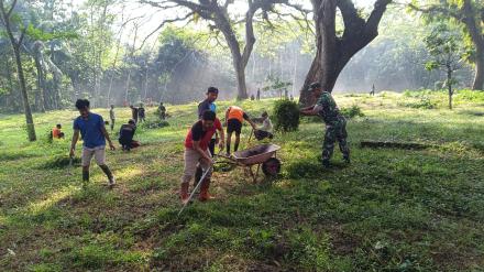 Gotong Royong Kerja Bakti Warga Jajar Gumregah menyambut Bupati Trenggalek